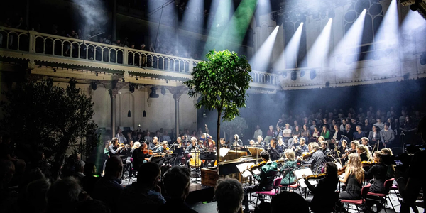 Nederlands Kamerorkest in Paradiso met Nazmiye Oral en Elisabeth Hetherington