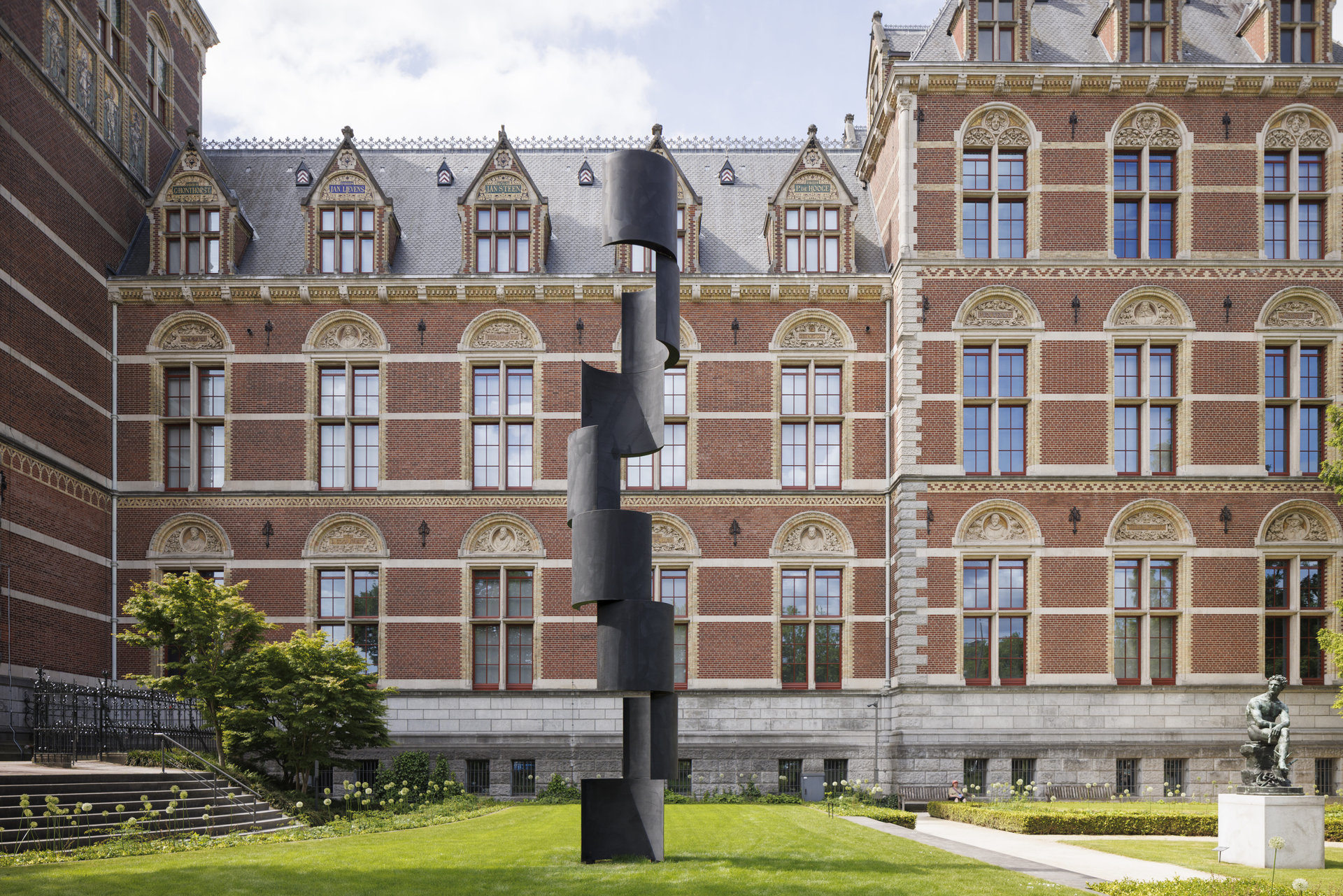 Cover image for Carel Visser in the Rijksmuseum gardens