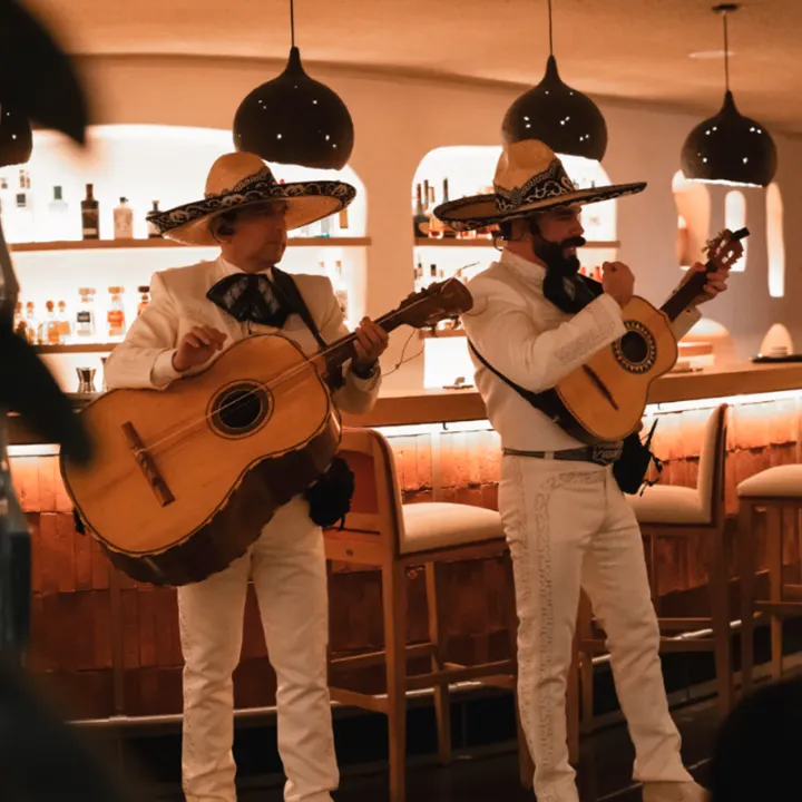 Cover image for Roberto Ruiz: Antojitos, DJ & Mariachis