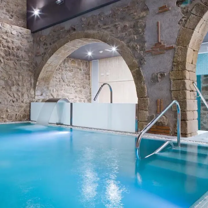 Cover image for Wellness and romance experience: private hydrotherapy circuit for two with champagne