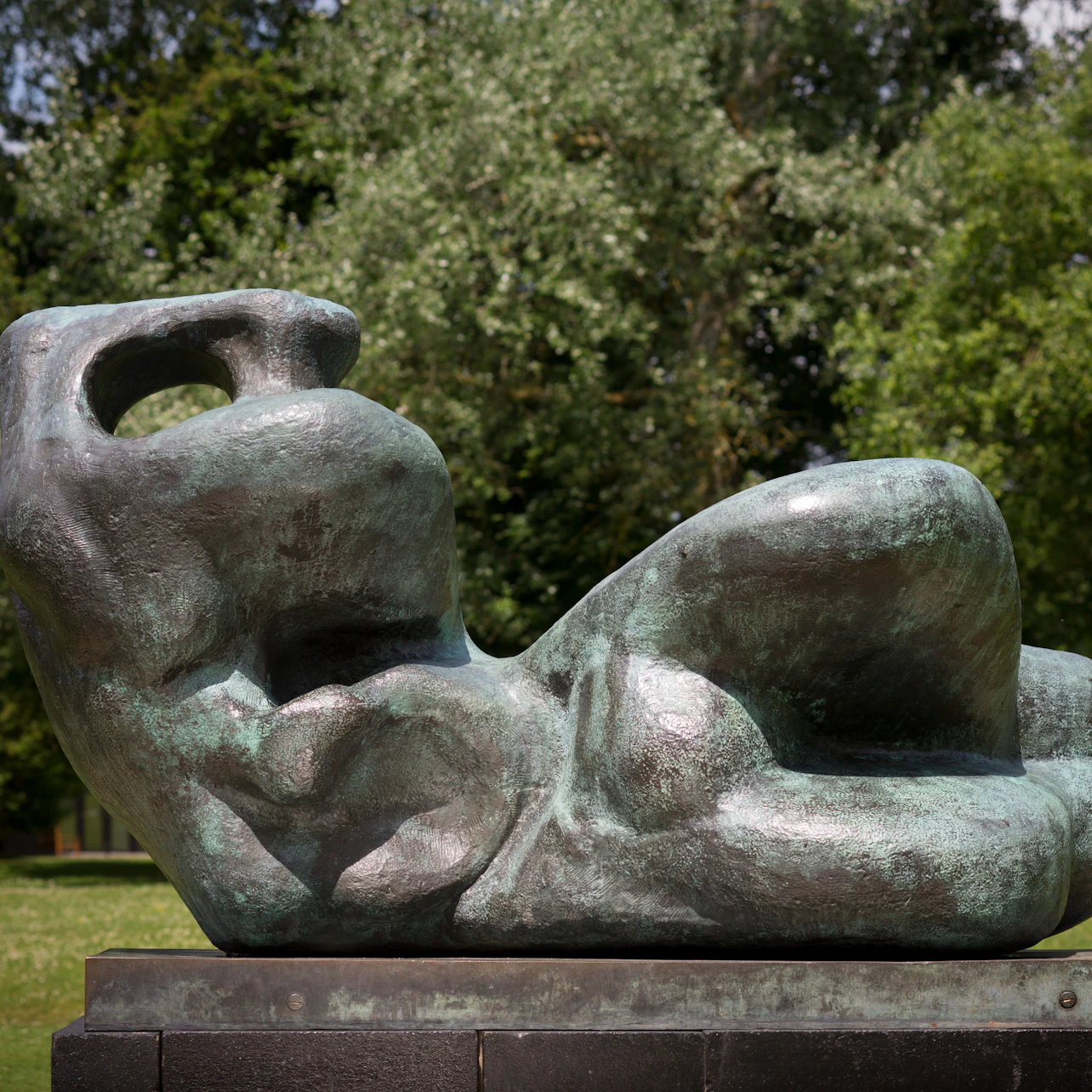 Cover image for Henry Moore: Monumental Nature